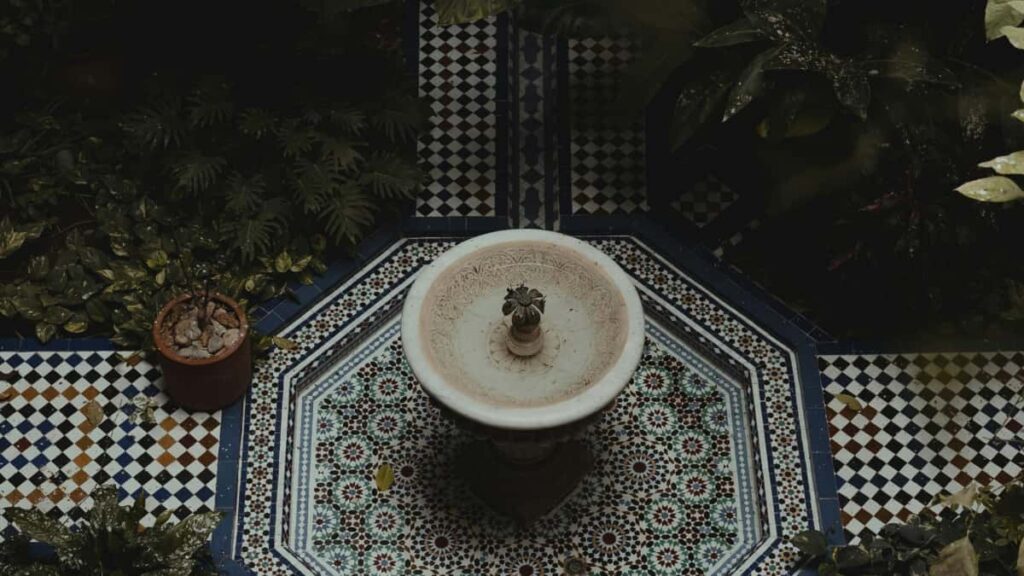 Guide pratique pour createurs au Maroc: comment approcher des marques neerlandaises sur Twitter pour des revues d'hotels sponsorisees tactiques, pitch, exemples et erreurs a eviter.