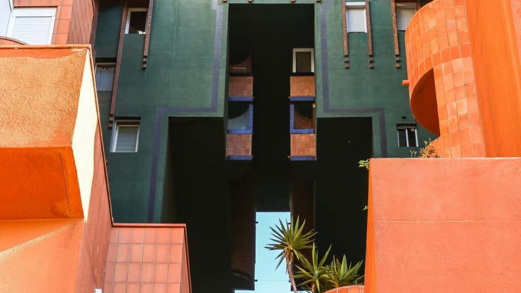 Strategies pratiques pour createurs au Maroc voulant contacter des marques tanzaniennes sur Moj et signer avec des editeurs de jeux. Tactiques locales, scripts, et checklist.